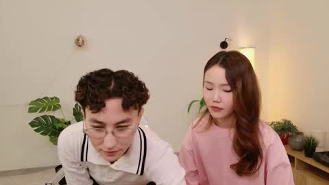 Snapshot of pinktwinss chatting on 03.22.26 Li long hair and Rude short hair online show from 03.22.26