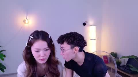 Snapshot of pinktwinss chatting on 03.27.26 Li long hair and Rude short hair online show from 03.27.26