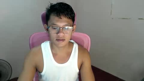 Snapshot of pinoy_palaeutxxx chatting on 04.14.26 roy online show from 04.14.26