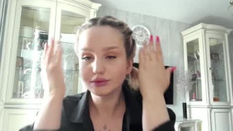 Caroline online show from 04.11.26