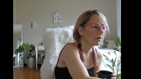 Lynn online show from 02.06.25