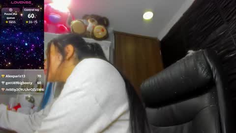 Snapshot of pocahontas_d chatting on 12.01.25 catalina online show from 12.01.25