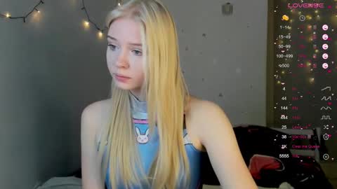 Snapshot of pocet_barbie chatting on 09.30.25 Mary online show from 09.30.25