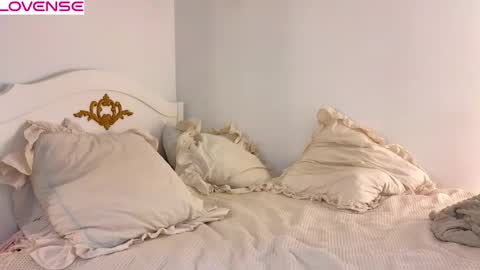 Snapshot of poison_girls chatting on 12.14.25 Rose online show from 12.14.25