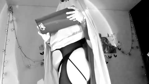 Willow                      Hours 12pm to 630pm Colombian time FRIDAY AND SUNDAY FREE DAYS online show from 10.09.25