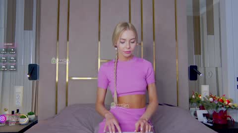 Snapshot of poliina chatting on 12.23.24 Polina online show from 12.23.24