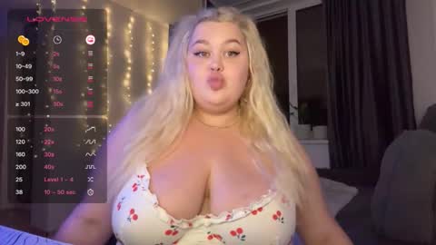 Snapshot of polly_cuteee chatting on 09.08.25 polly_cuteee online show from 09.08.25
