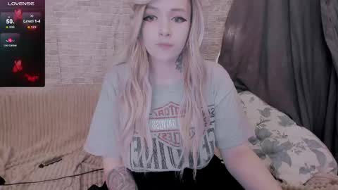 Snapshot of polly_wow chatting on 05.18.26 Polly online show from 05.18.26