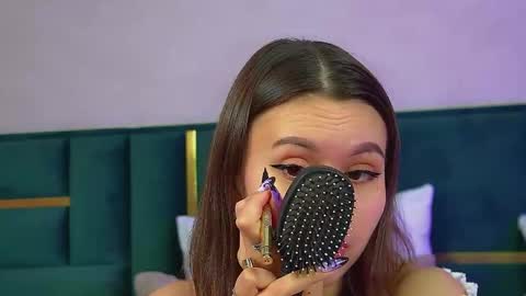 Snapshot of pollylanders chatting on 11.26.25 Polly online show from 11.26.25