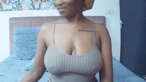 Snapshot of portableamber chatting on 12.17.25 portableamber online show from 12.17.25