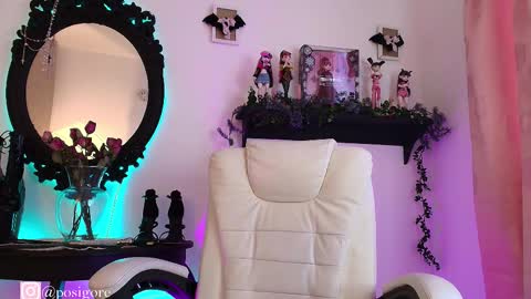 Anna Goth independient model online show from 10.31.25