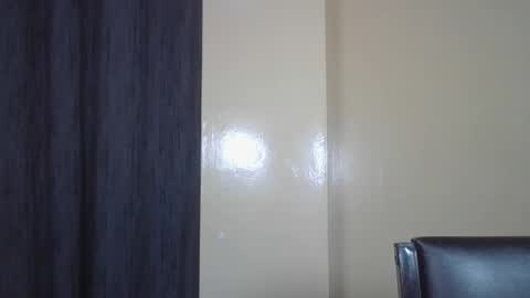 Snapshot of prettie_essy chatting on 12.13.25 Essy online show from 12.13.25