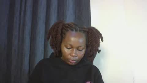 Snapshot of prettie_essy chatting on 12.16.25 Essy online show from 12.16.25