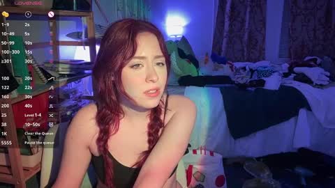 Snapshot of pretty_in_p1nk chatting on 02.12.25 Sophie online show from 02.12.25