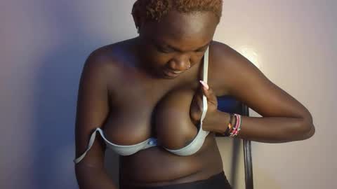 pretty_lucie online show from 04.08.26