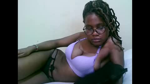 Snapshot of pretty_mellan chatting on 02.10.25 pretty_mellan online show from 02.10.25