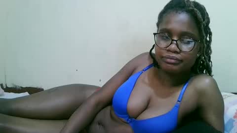 Snapshot of pretty_mellan chatting on 02.21.25 pretty_mellan online show from 02.21.25