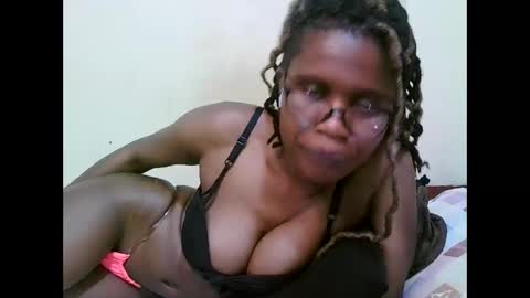 Snapshot of pretty_mellan chatting on 03.08.25 pretty_mellan online show from 03.08.25