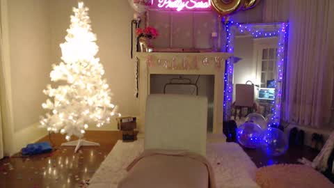 Snapshot of pretty_sara chatting on 12.12.24 Pretty Sara online show from 12.12.24