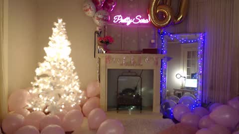 Snapshot of pretty_sara chatting on 12.14.24 Pretty Sara online show from 12.14.24