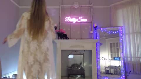 Snapshot of pretty_sara chatting on 10.01.25 Pretty Sara online show from 10.01.25