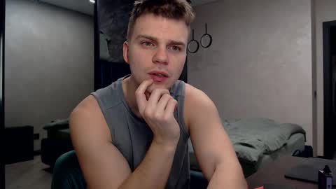 Snapshot of pretty_sweety chatting on 03.11.25 Justin online show from 03.11.25