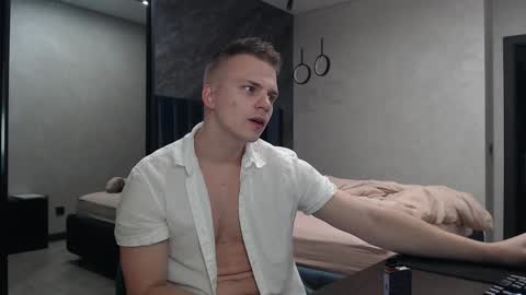 Snapshot of pretty_sweety chatting on 10.17.25 Justin online show from 10.17.25