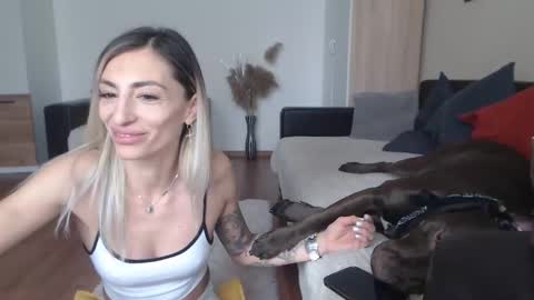 Snapshot of prettyalmaa chatting on 02.26.25 Alma online show from 02.26.25