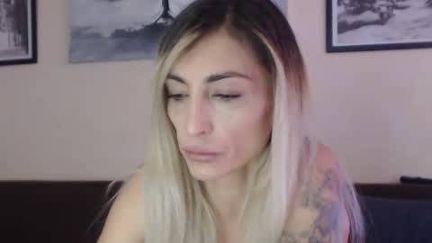 Snapshot of prettyalmaa chatting on 03.01.25 Alma online show from 03.01.25