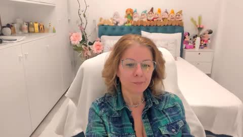 Snapshot of prettyblackeyes chatting on 01.09.26 wilma online show from 01.09.26