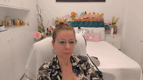 Snapshot of prettyblackeyes chatting on 02.15.26 wilma online show from 02.15.26