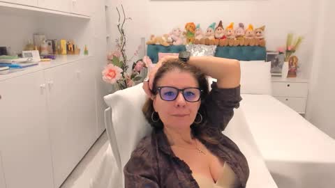 Snapshot of prettyblackeyes chatting on 02.22.26 wilma online show from 02.22.26