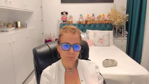 Snapshot of prettyblackeyes chatting on 06.05.26 wilma online show from 06.05.26