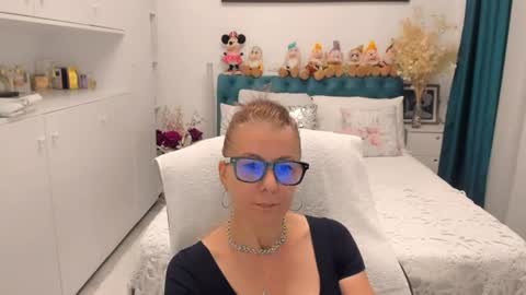 Snapshot of prettyblackeyes chatting on 06.13.26 wilma online show from 06.13.26