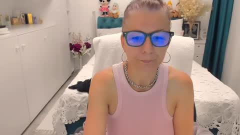 Snapshot of prettyblackeyes chatting on 06.17.26 wilma online show from 06.17.26