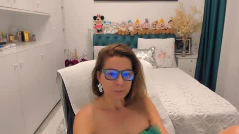 Snapshot of prettyblackeyes chatting on 07.12.26 wilma online show from 07.12.26