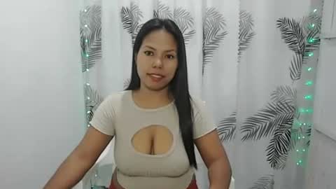 Snapshot of prettygirl_ynna chatting on 11.16.25 prettygirl_ynna online show from 11.16.25