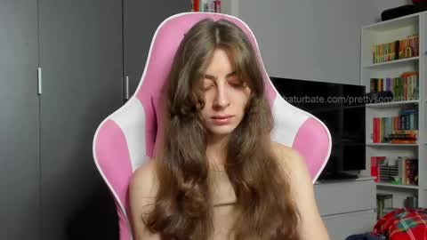 Snapshot of prettysomething chatting on 11.17.25 Sophie next stream will be at Monday i will wait you guys online show from 11.17.25