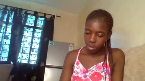 Snapshot of prettyzuzu chatting on 10.20.25 prettyzuzu online show from 10.20.25