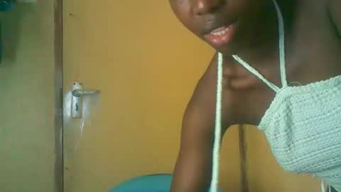 Snapshot of prettyzuzu chatting on 11.18.25 prettyzuzu online show from 11.18.25