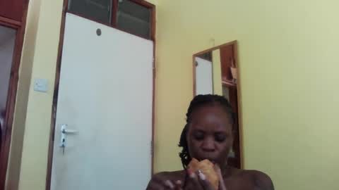 Snapshot of princessmiles2 chatting on 02.13.25 phelly online show from 02.13.25
