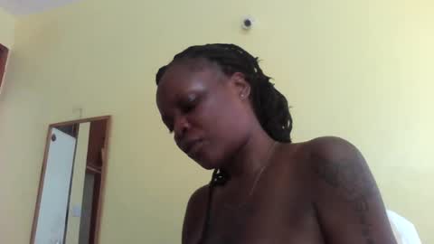Snapshot of princessmiles2 chatting on 02.18.25 phelly online show from 02.18.25