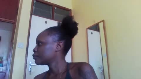 Snapshot of princessmiles2 chatting on 03.06.25 phelly online show from 03.06.25
