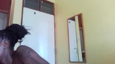 Snapshot of princessmiles2 chatting on 03.10.25 phelly online show from 03.10.25