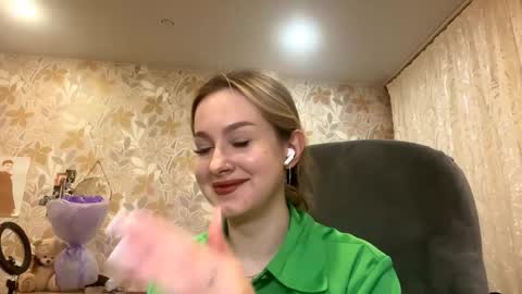 Snapshot of prudencekillmeyer chatting on 10.06.25 Luna online show from 10.06.25