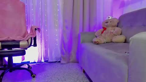    INDEPENDENT MODEL online show from 04.16.26