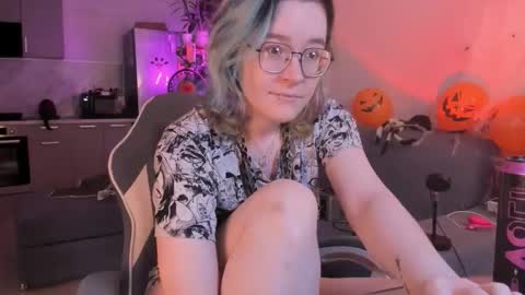 Snapshot of pumbazaebumba chatting on 10.28.25 Alisa lack of vitamin D online show from 10.28.25