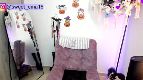 Snapshot of purple_ema chatting on 10.02.25 purple_ema online show from 10.02.25