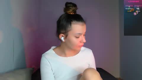 Snapshot of purple_peach chatting on 10.12.25 Carolyn online show from 10.12.25