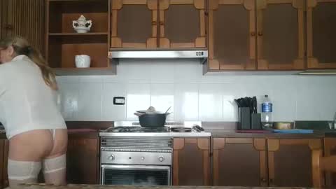 Snapshot of pussy_boom4u chatting on 10.20.25 Mary online show from 10.20.25